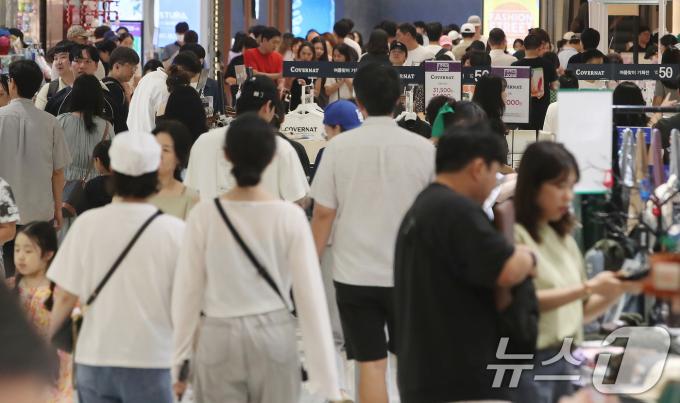 [사진] '북적이는 실내 쇼핑몰'