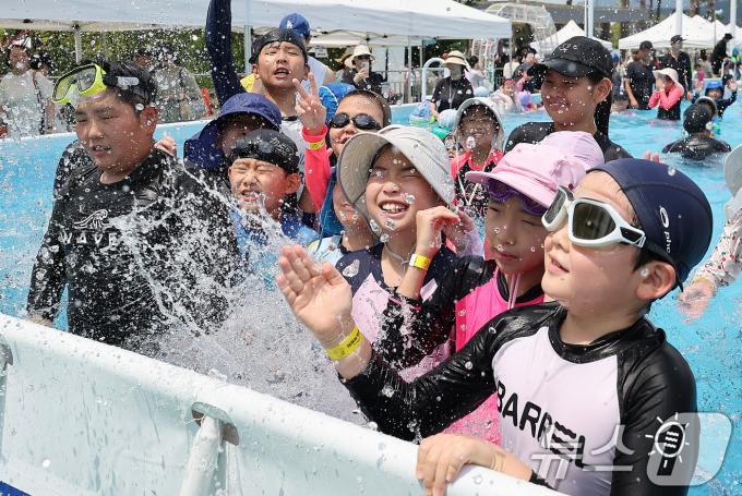 전국 대부분 지역에 폭염특보가 발효된 11일 오후 서울 광화문광장에 마련된 '2024 서울 썸머비치' 물놀이터에서 어린이들이 물놀이를 하며 더위를 식히고 있다. 2024.8.11/뉴스1 ⓒ News1 김진환 기자