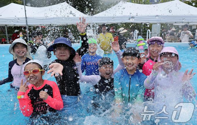 전국 대부분 지역에 폭염특보가 발효된 11일 오후 서울 광화문광장에 마련된 '2024 서울 썸머비치' 물놀이터에서 어린이들이 물놀이를 하며 더위를 식히고 있다. 2024.8.11/뉴스1 ⓒ News1 김진환 기자