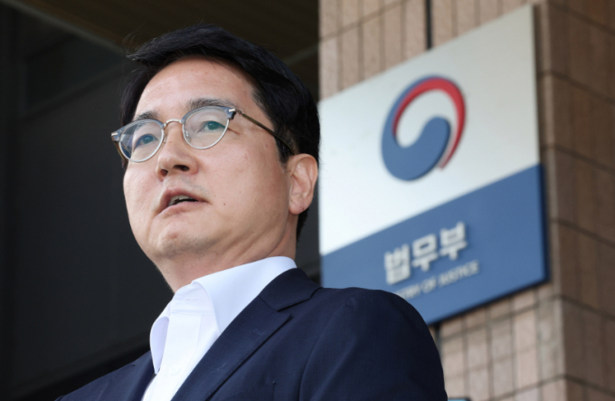 심우정 검찰총장 후보자가 지난 11일 오후 경기 과천시 법무부 청사 앞에서 기자회견을 열고 지명 소감을 밝히고 있다. /사진=뉴시스