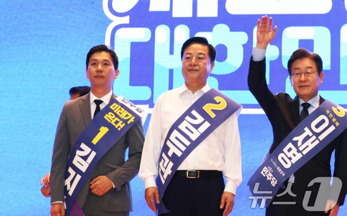 4일 광주시 김대중컨벤션센터에서 열린 더불어민주당 제1차 전국당원대회 광주지역 합동연설회에서 이재명 당대표 후보가 당원들을 향해 손을 들어보이고 있다. 오른쪽부터 이재명, 김두관, 김지수 후보. 2024.8.4/뉴스1 ⓒ News1 김태성 기자