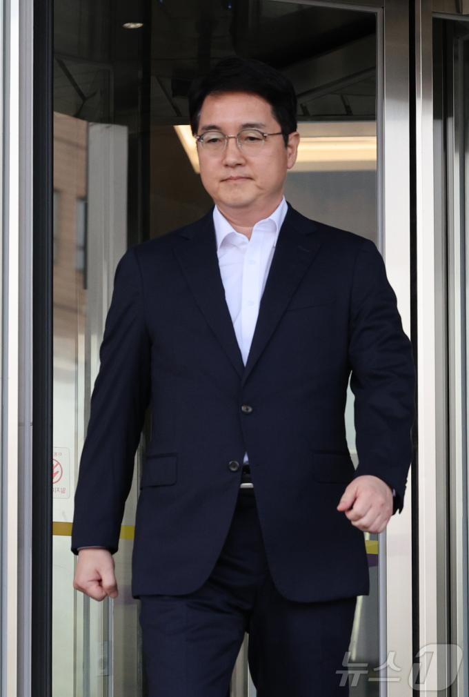 [사진] 입장 표명 위해 법무부 나서는 심우정 법무부 차관