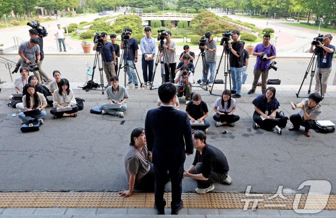 [사진] 취재진 앞에 선 심우정 검찰총장 후보자