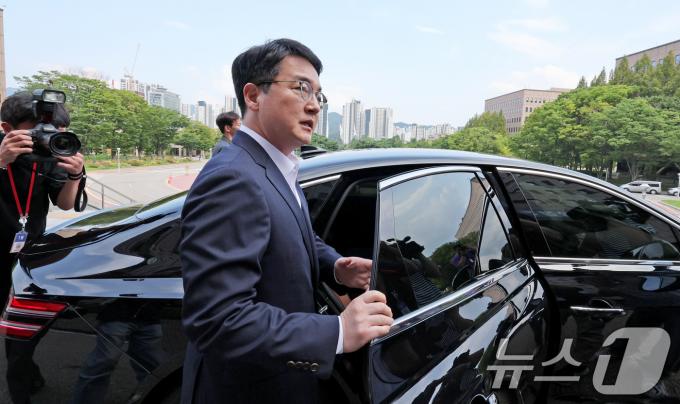 [사진] 검찰총장 후보 지명 소감 밝히고 법무부 나서는 심우정 차관