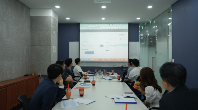 육군 관계자들이 경기도 성남시 티맥스그룹 사옥에서 ‘육군 규정 챗봇’(하이퍼챗봇) 시연 모습을 바라보고 있다. /사진=티맥스그룹
