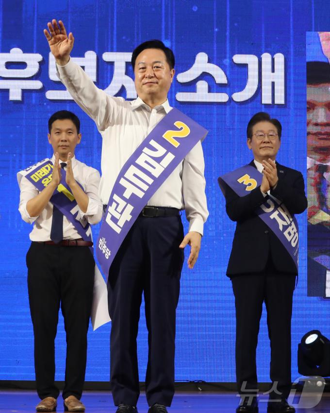 [사진] 지지 호소하는 김두관 민주당 당대표 후보