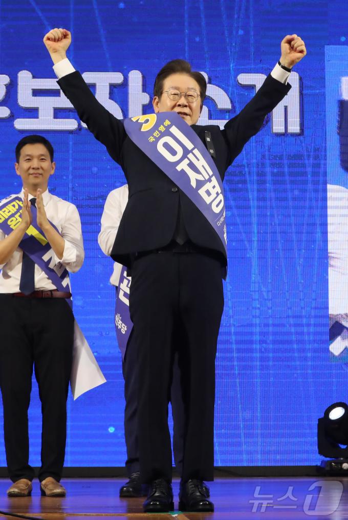 [사진] 당원들에게 지지 호소하는 이재명