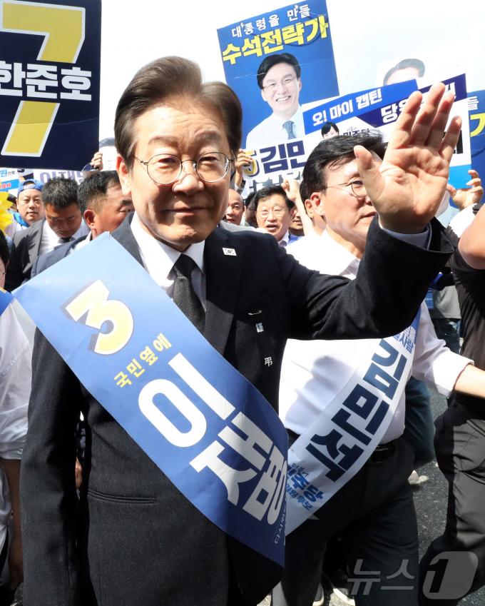 [사진] 당원들에게 인사하는 이재명 당대표 후보
