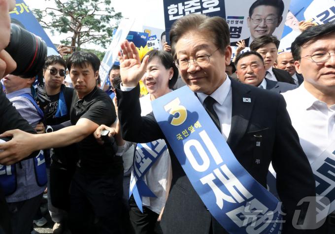 [사진] 합동연설회 참석하는 이재명 당대표 후보