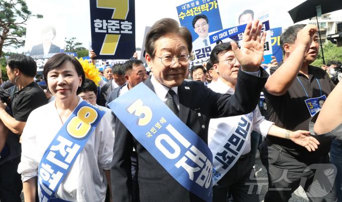 [사진] 당원들에게 인사하는 이재명 당대표 후보