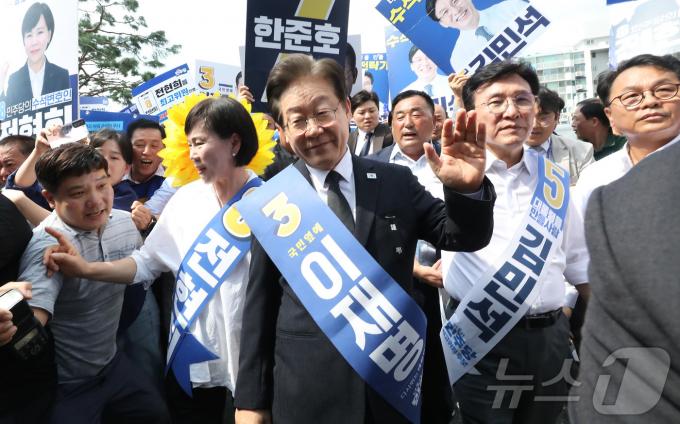 [사진] 당원들에게 인사하는 이재명 당대표 후보