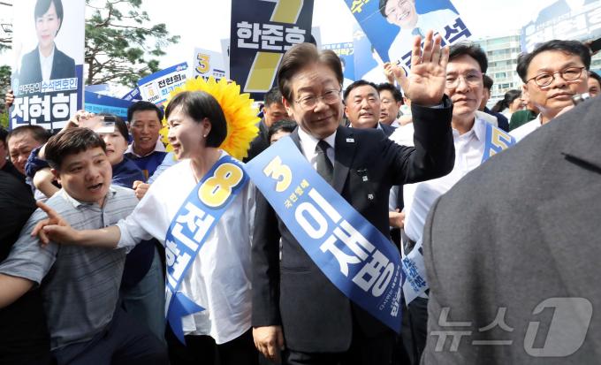 [사진] 당원들에게 인사하는 이재명 당대표 후보