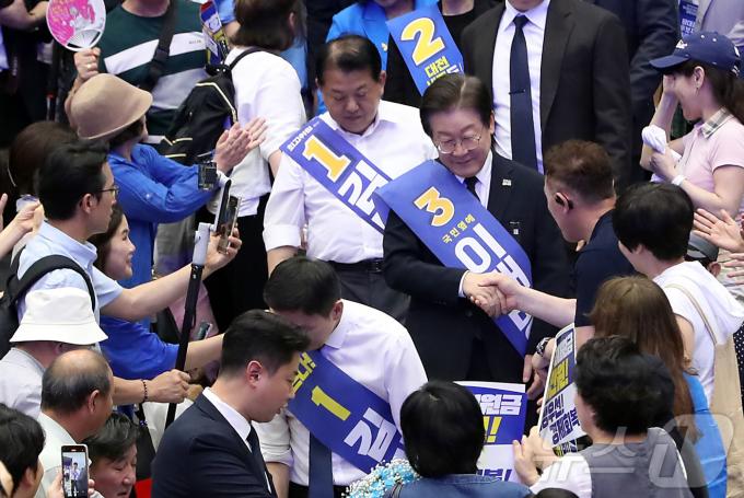 [사진] 합동연설회 입장하는 더불어민주당 당대표 후보들