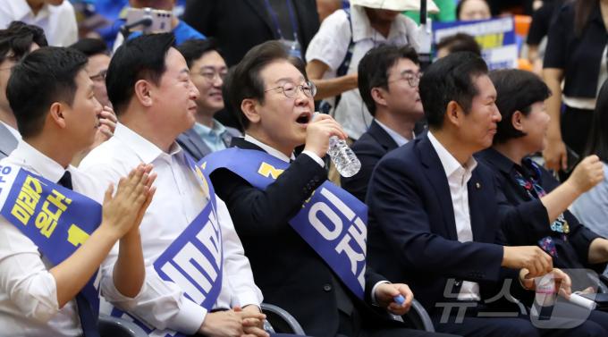 [사진] 물 마시는 이재명 민주당 당대표 후보