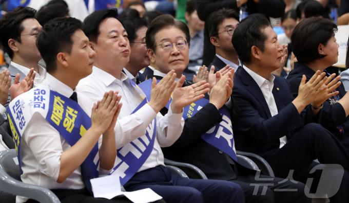 [사진] 손뼉 치는 이재명 민주당 당대표 후보