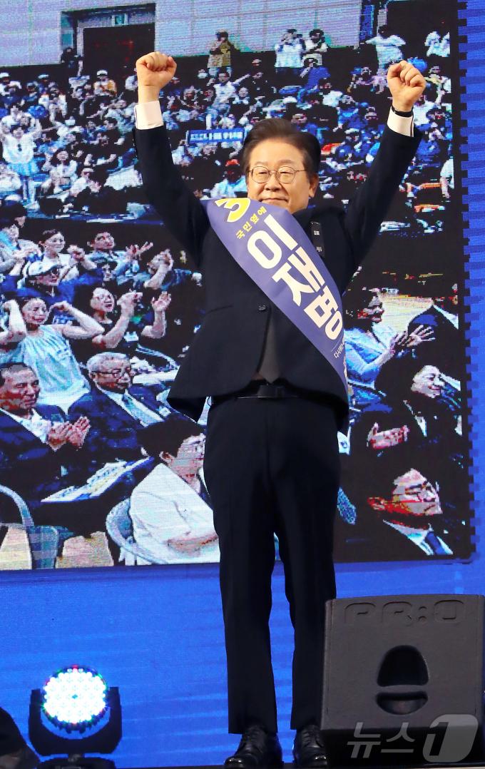 [사진] 주먹 불끈 쥔 이재명 민주당 당대표 후보