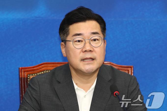 박찬대 더불어민주당 대표 직무대행 겸 원내대표가 9일 오전 서울 여의도 국회에서 열린 최고위원회의에서 모두발언을 하고 있다. 2024.8.9/뉴스1 ⓒ News1 이광호 기자