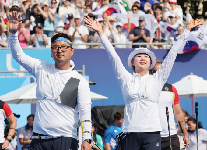 김우진과 임시현이 2024 파리올림픽 한국 선수단 남녀 최우수 선수(MVP)로 선정됐다. 사진은 김우진(왼쪽)과 임시현이 양궁 혼성전에서 금메달이 확정되자 환호하는 모습. /사진=뉴시스