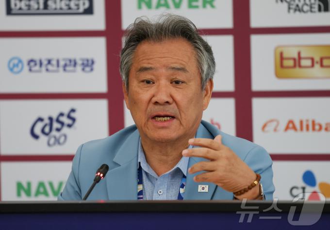 [사진] 질문에 답하는 이기흥 체육회장