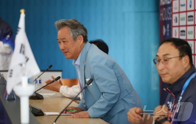 [사진] 인사하는 이기흥 대한체육회장