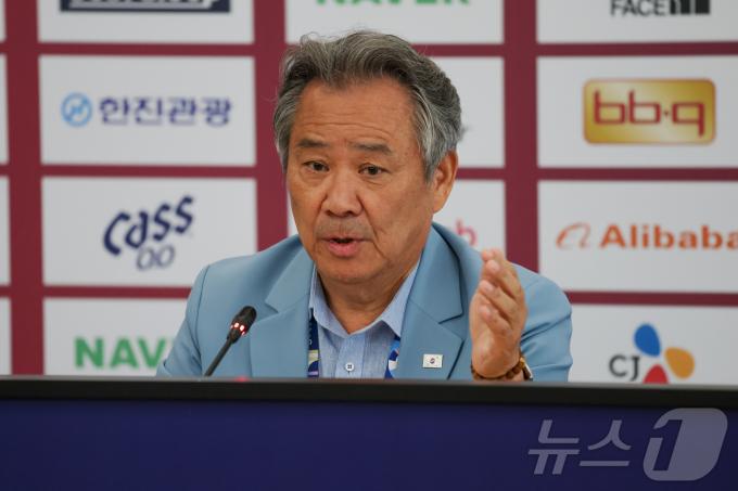 [사진] 질문에 답하는 이기흥 체육회장