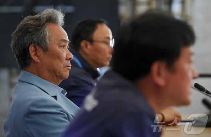 [사진] 생각에 잠긴 이기흥 대한체육회장