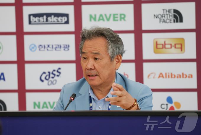 [사진] 질문에 답하는 이기흥 체육회장