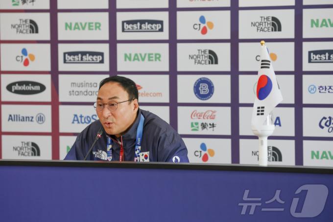 [사진] 질문에 답하는 장재근 총감독