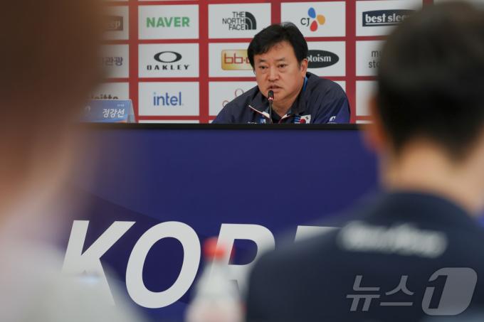 [사진] 취재진 질문에 답하는 정강선 선수단장