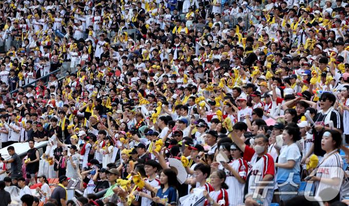 [사진] 올해 프로야구 누적관중 천만도 가능