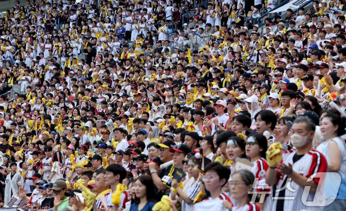 [사진] 누적관중 800만 앞둔 KBO