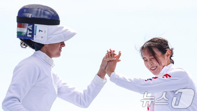 [사진] 상대선수와 인사하는 김선우