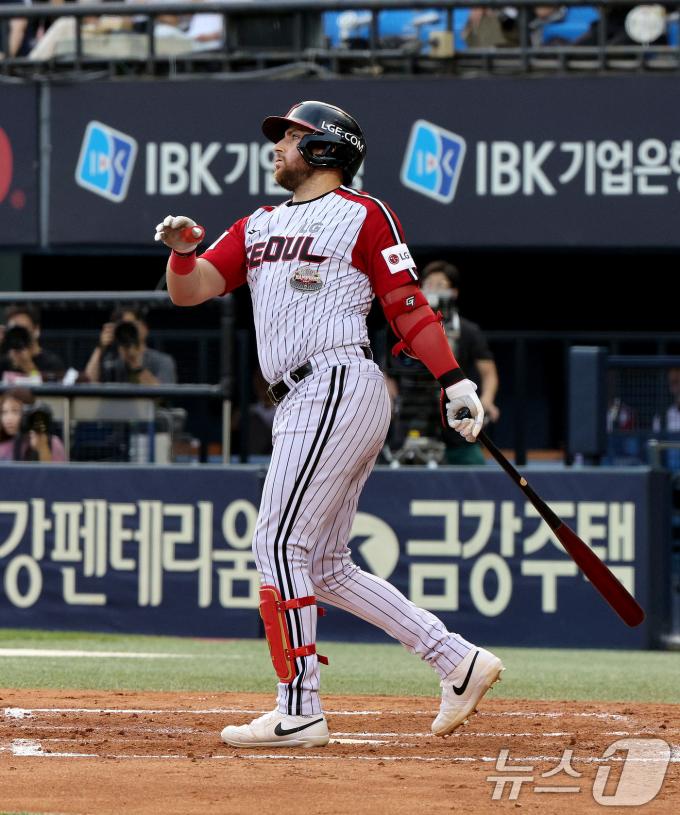 [사진] 홈런 타구 바라보는 오스틴
