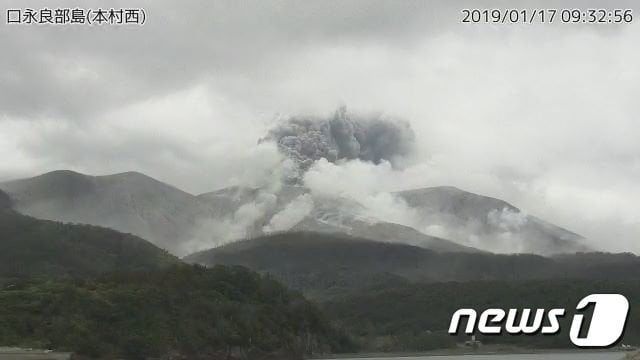 일본 남서부 가고시마현 야쿠시마시 쿠치노에라부시마의 화산 분출 모습 (사진은 기사 내용과 무관) 2019.01.17 ⓒ 로이터=뉴스1 ⓒ News1 정윤미 기자