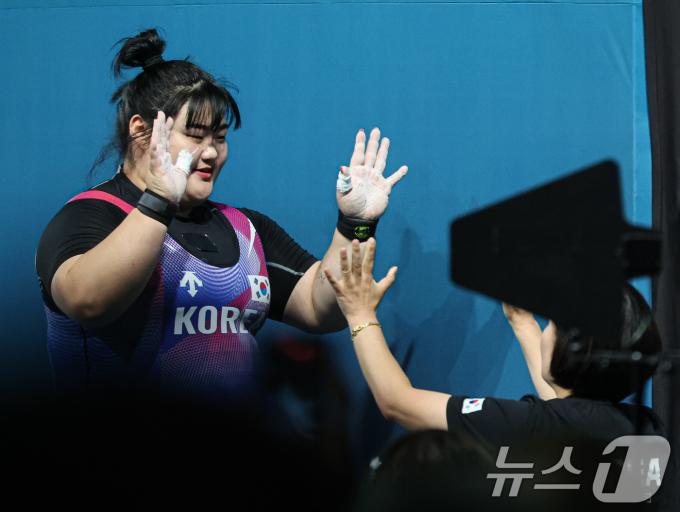 [사진] 축하 받는 박혜정