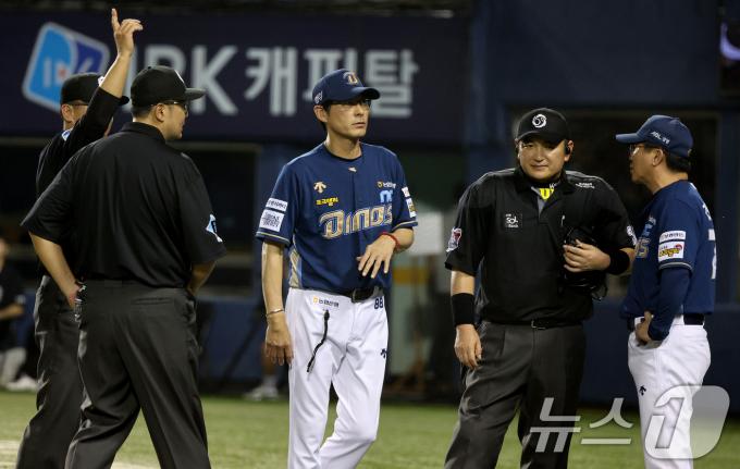 [사진] 비디오판독 항의로 퇴장 당하는 강인권 감독