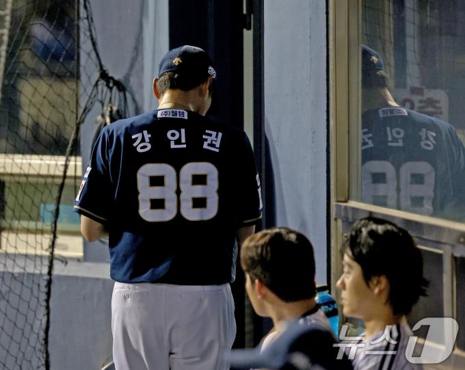 [사진] 경기장 나가는 NC 강인권 감독