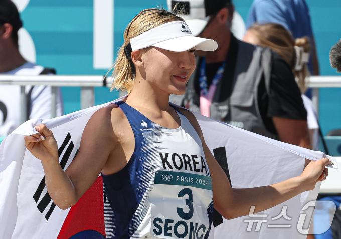 [사진] '아시아 최초' 근대5종 메달 획득한 성승민