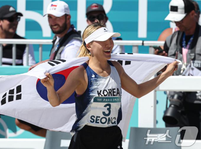 [사진] 성승민, '아시아 최초' 근대5종 메달 획득