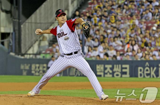 [사진] 마운드 틀어 막는 김진성