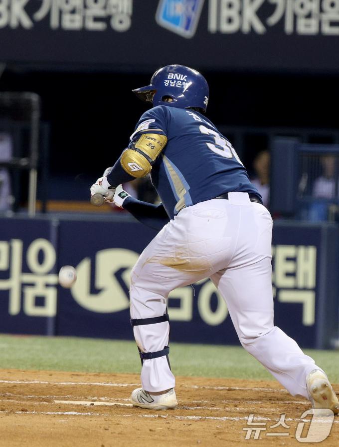 [사진] 천금같은 기회, 희생번트 실패하는 권희동