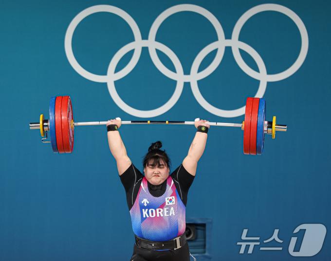 대한민국 역도 국가대표팀 박혜정이 11일(한국시간) 프랑스 파리 사우스 파리 아레나6에서 진행된 2024 파리올림픽 역도 여자 81kg급 경기에서 용상 163kg 1차 시기에 도전하고 있다. 2024.8.11/뉴스1 ⓒ News1 이동해 기자
