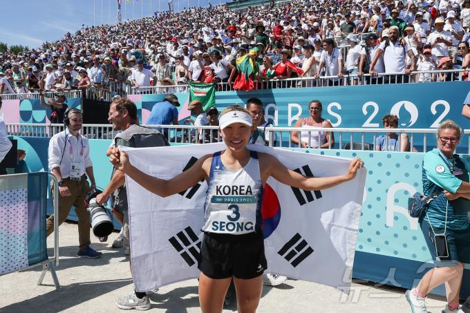 [사진] 베르사유에서 태극기 펼친 성승민