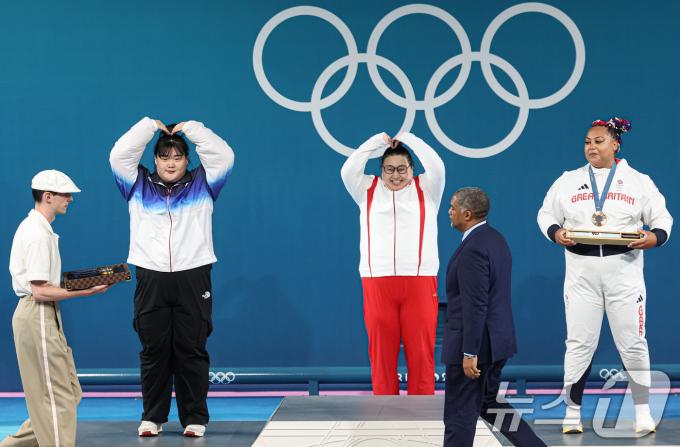 [사진] 하트 그려 보이는 박혜정·리웬웬