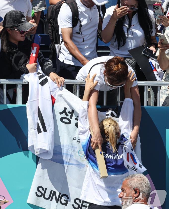 [사진] 동메달 축하 받는 성승민