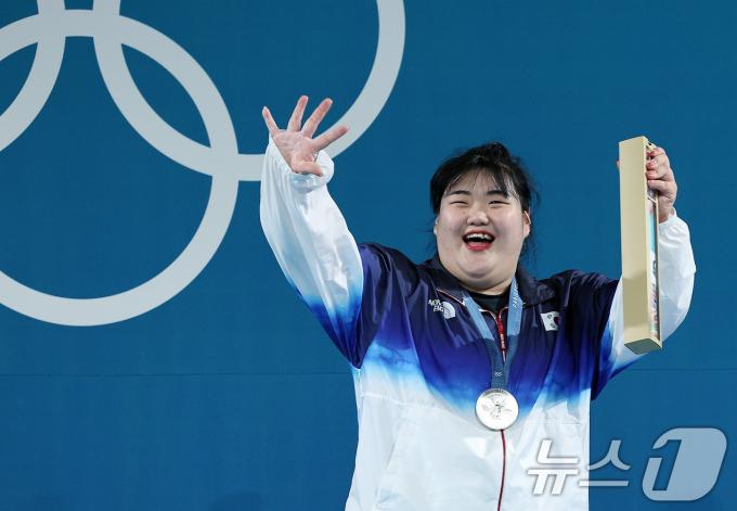 [사진] 엔딩 요정 박혜정의 손인사