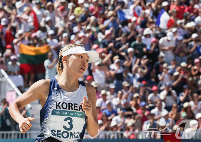 대한민국 근대5종 대표팀 성승민이 11일 오전(한국시간) 프랑스 파리 베르사유 궁전에서 진행된 2024 파리올림픽 근대5종 여자 결승에서 레이저런 경기를 펼치고 있다. 2024.8.11/뉴스1 ⓒ News1 박정호 기자