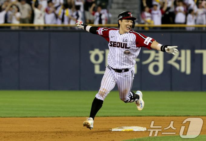 11일 오후 서울 송파구 잠실야구장에서 열린 '2024 신한 SOL 뱅크 KBO리그' NC다이노스와 LG 트윈스의 경기 9회말 LG 공격 2사 1,2루 상황에서 타석에 들어선 박동원이 4대3으로 경기를 끝내는 안타를 친 뒤 기뻐하고 있다. 2024.8.11/뉴스1 ⓒ News1 장수영 기자