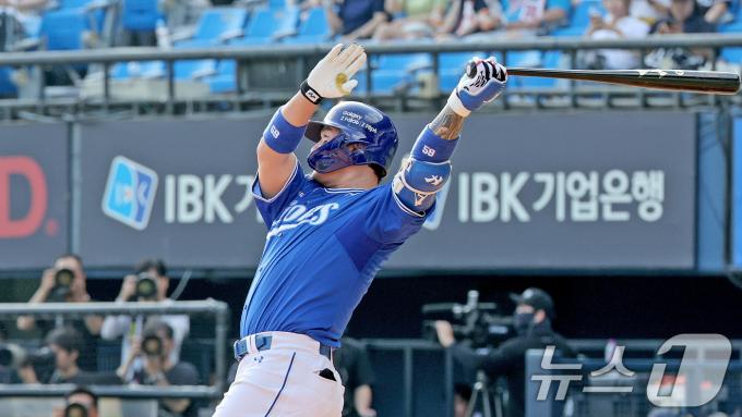 14일 오후 서울 송파구 잠실야구장에서 열린 프로야구 ' 2024 신한은행 SOL뱅크 KBO리그' 삼성 라이온즈와 두산 베어스의 경기, 2회초 삼성 공격 2사 1루 상황에서 박병호가 큼지막한 타구를 날리고 있다. 결과는 중견수 플라이 아웃. 2024.7.14/뉴스1 ⓒ News1 장수영 기자