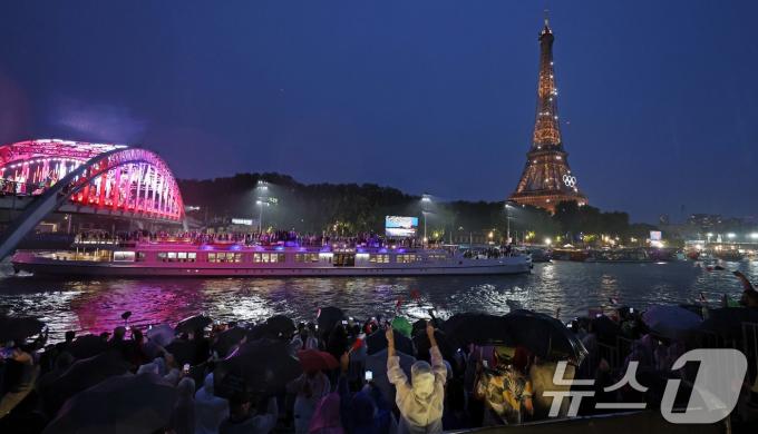 2024 파리 올림픽 개회식이 열린 27일(한국시각) 프랑스 파리 센강에서 개최국인 프랑스 선수단을 태운 보트가 트로카데로 광장을 향해 수상 행진을 하고 있다. (공동취재) 2024.7.27/뉴스1 ⓒ News1 이동해 기자